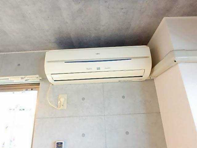 ����4