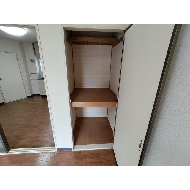 ����18