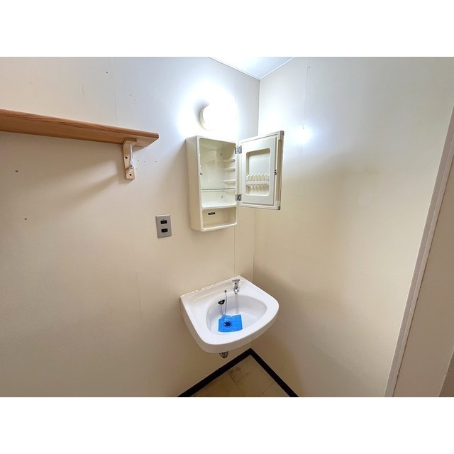����20