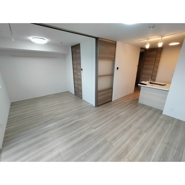 ����15