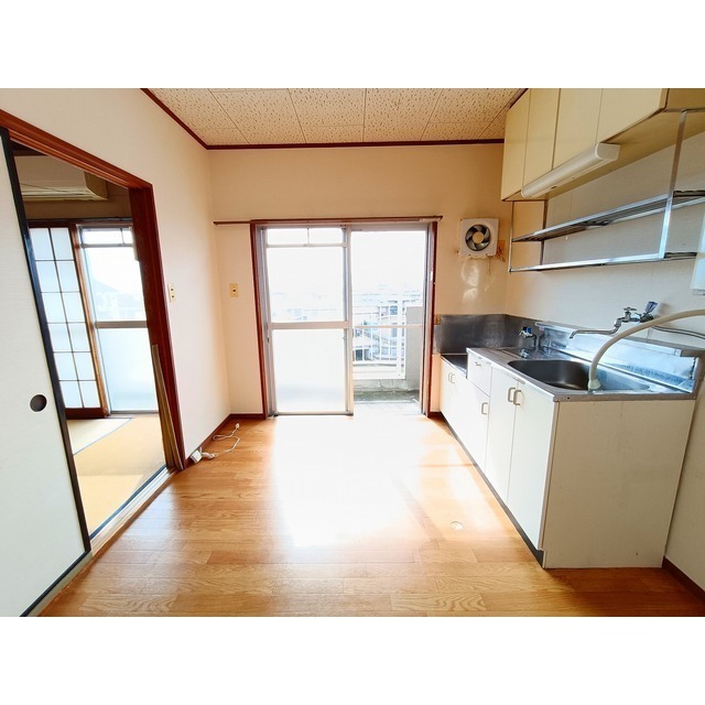 ����18
