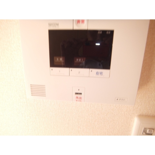 ����9