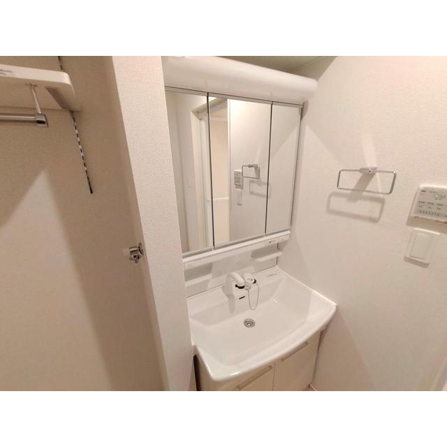 ����3
