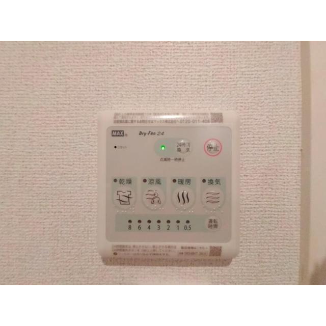 ����17