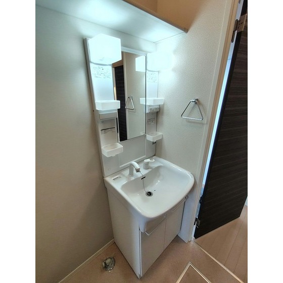 ����16