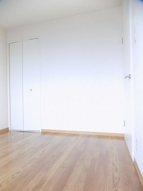 ����4