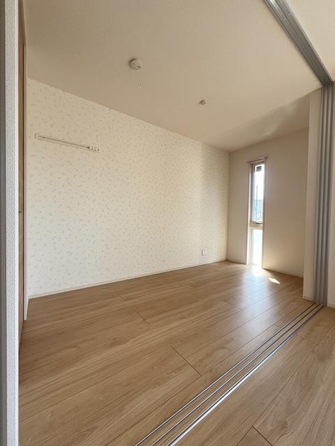 ����3