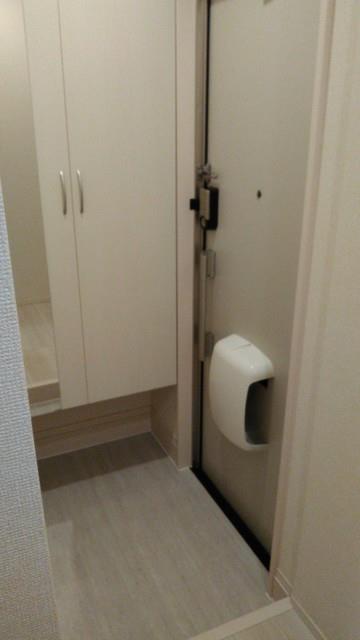 ����4