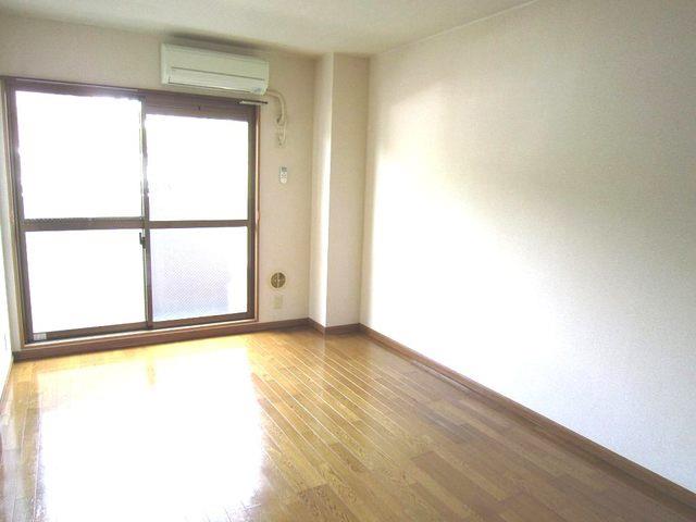 ����8