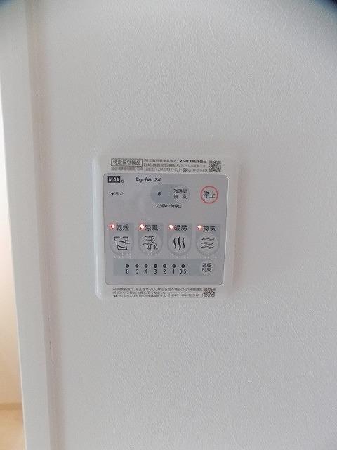 ����9