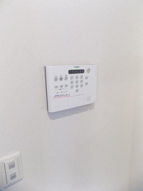 ����8