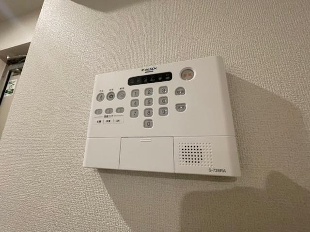 ����9