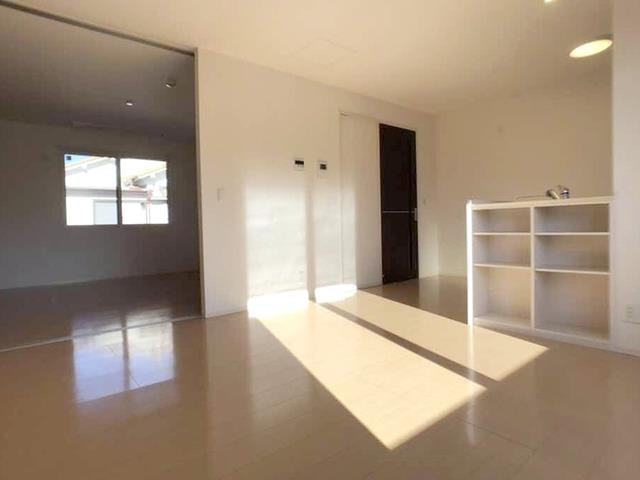 ����4