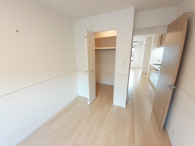 ����8