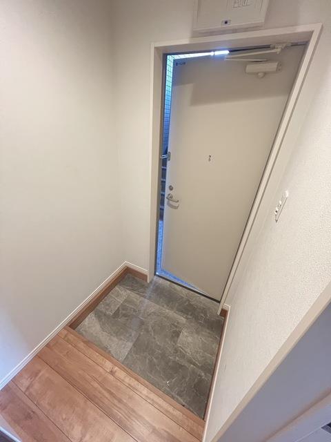 ����4