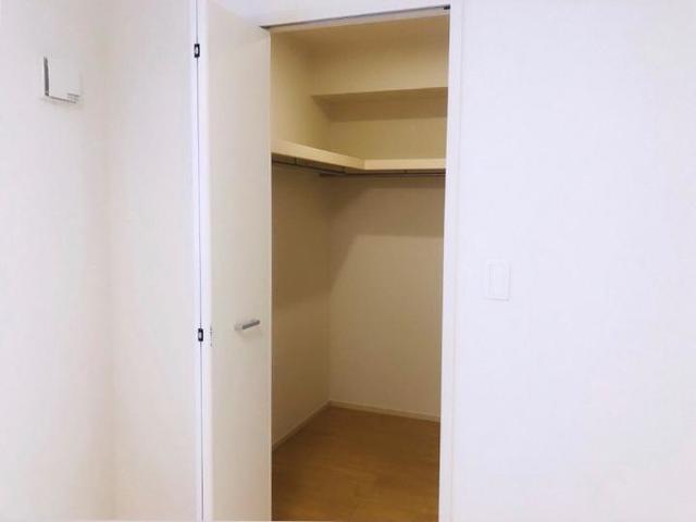 ����8