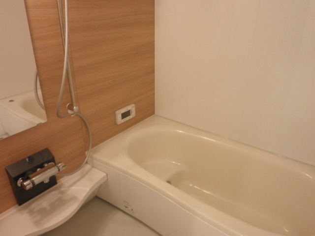 ����4