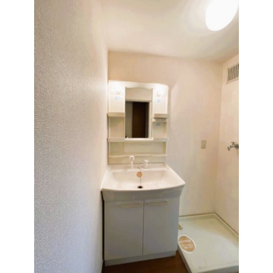 ����4