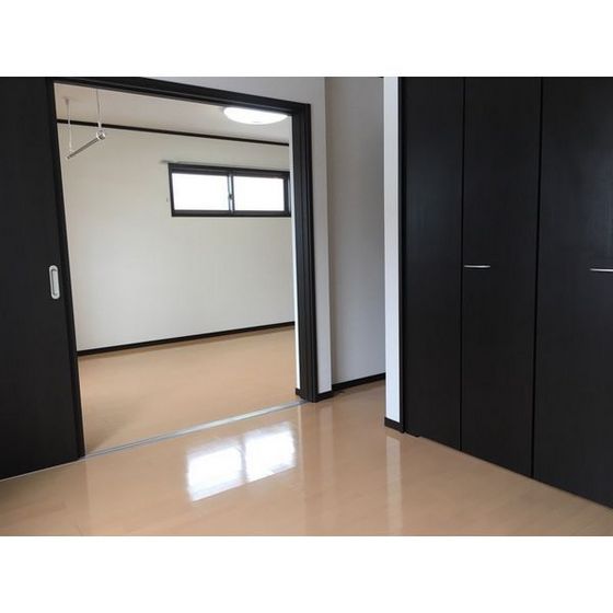 ����3