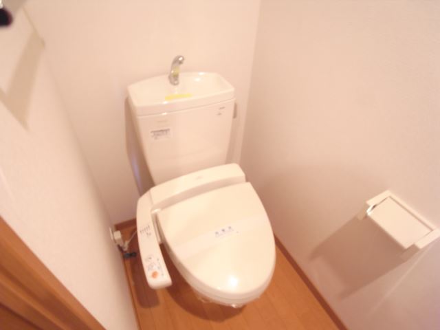 ����4