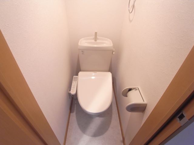 ����4