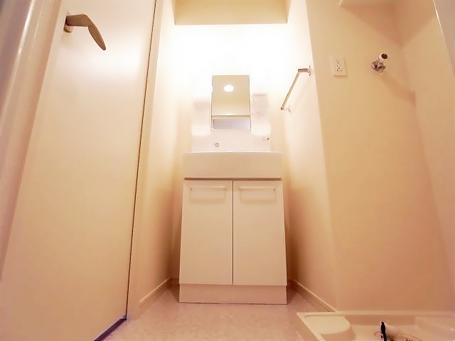 ����4