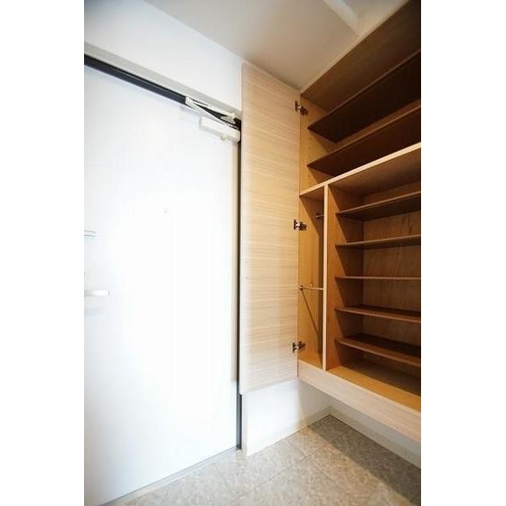 ����12
