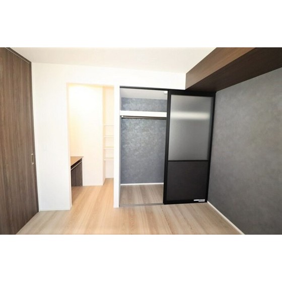 ����3