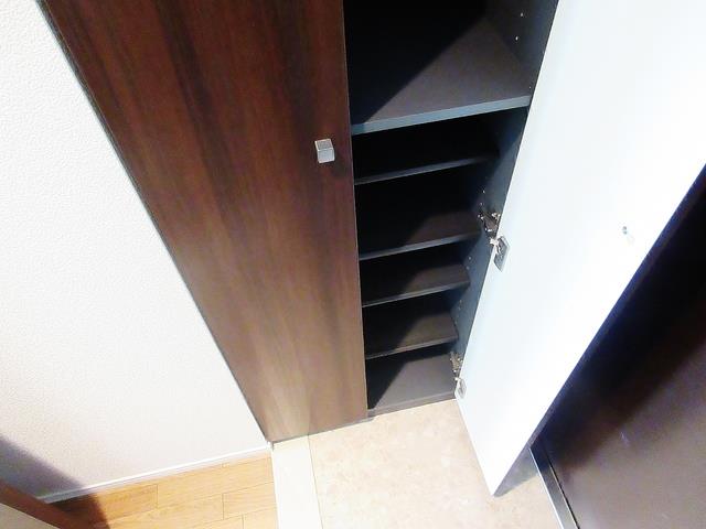 ����3