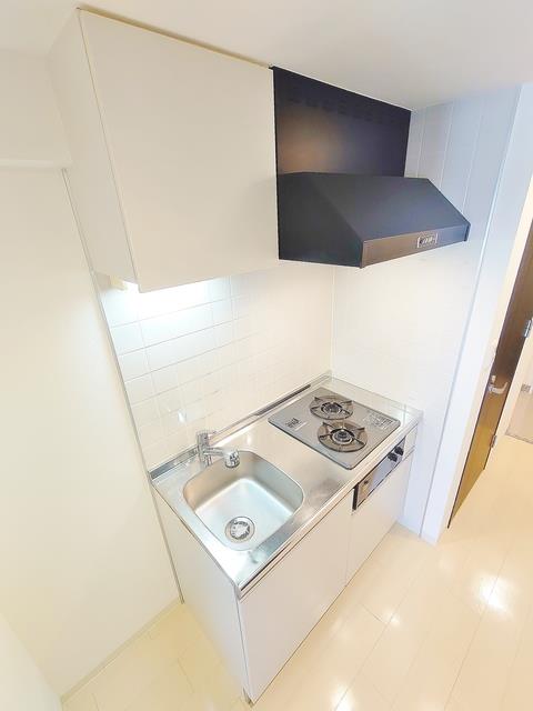 ����4