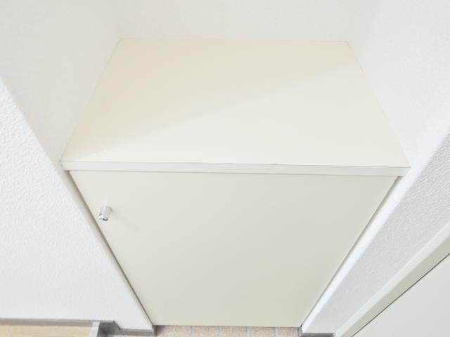 ����3