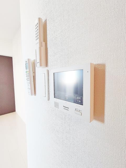 ����9