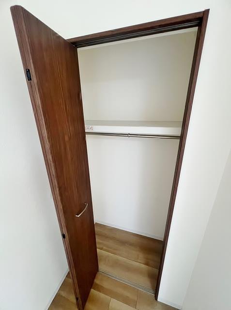 ����8