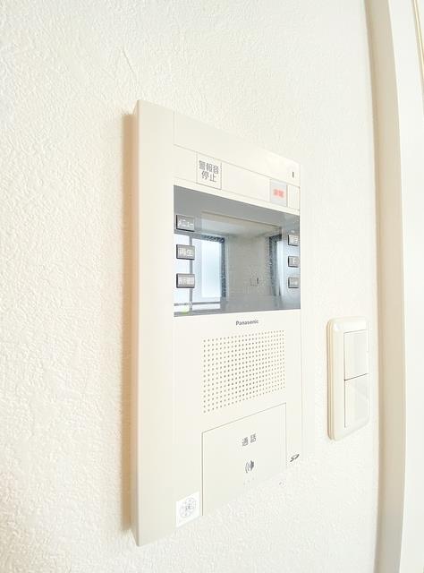 ����9