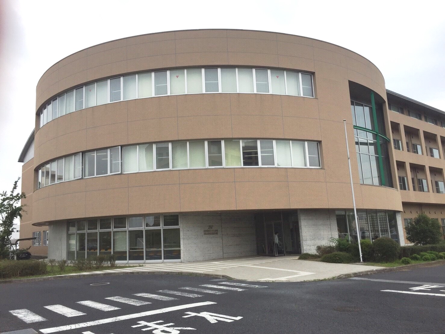 ���ˈ�ÃZ���^�[�t�����̋��Ō�w�Z�@�ʐ^