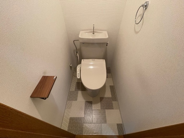 ����4