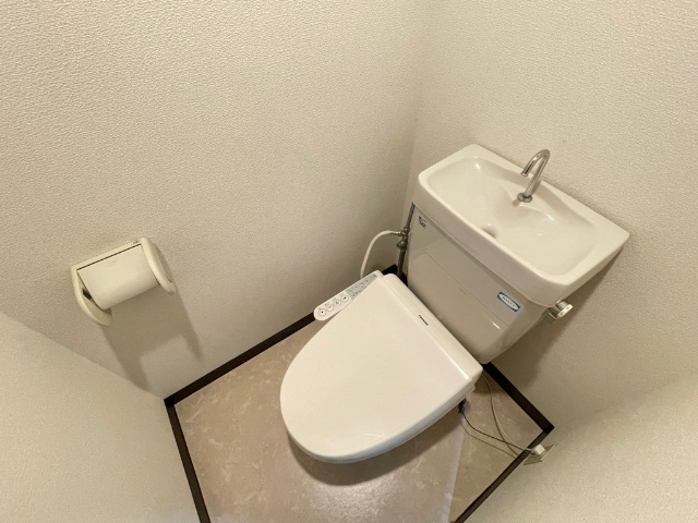 ����4