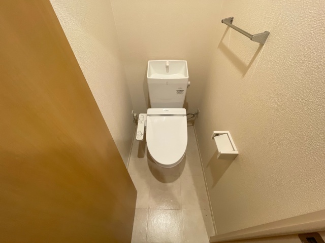 ����4