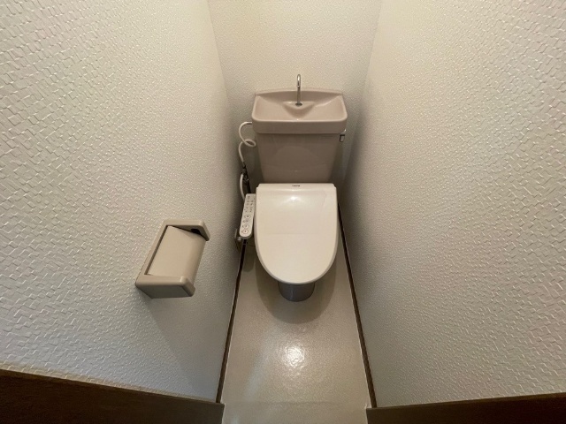 ����4