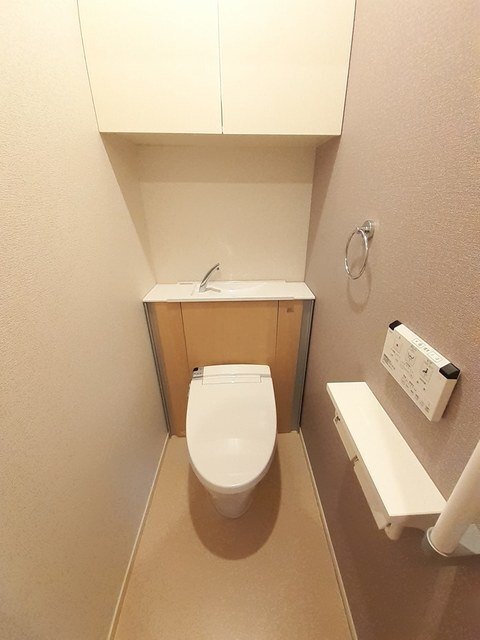 ����4
