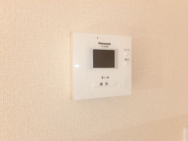 ����4