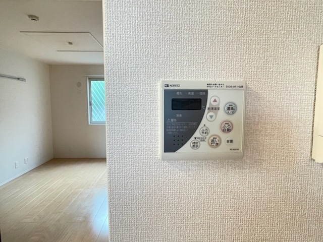 ����15