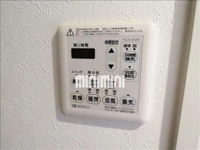 ����4