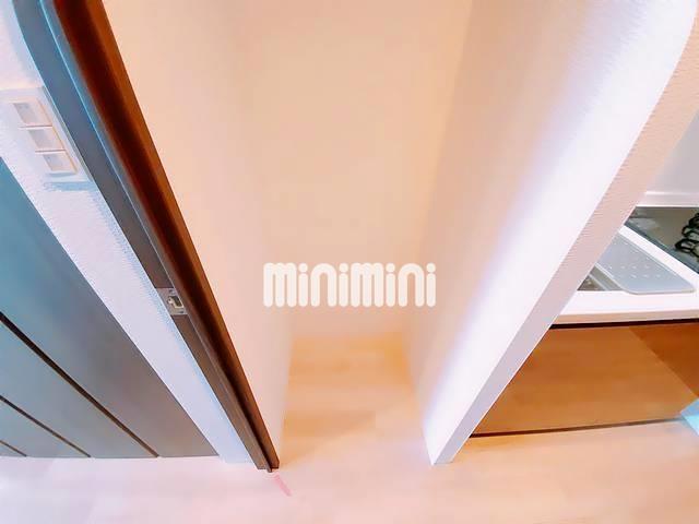 ����3