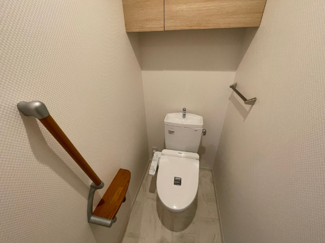 ����4
