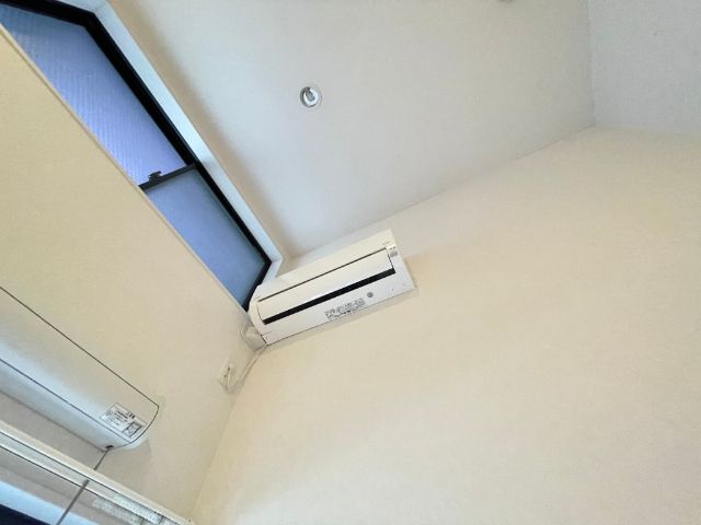 ����15