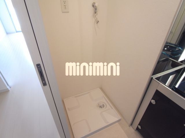 ����9