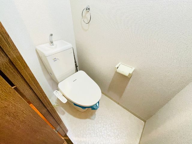 ����4