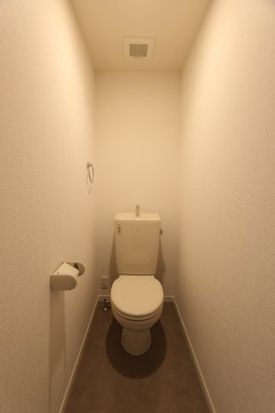����4