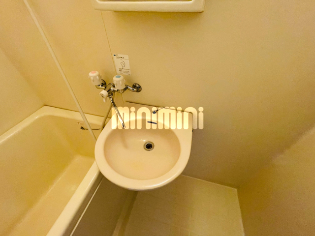 ����4